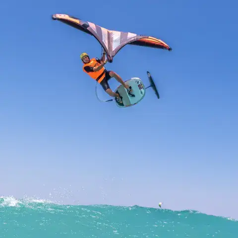 Kitesurfeur dans une vague