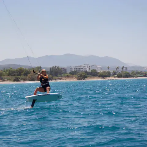 Rider en hydrofoil