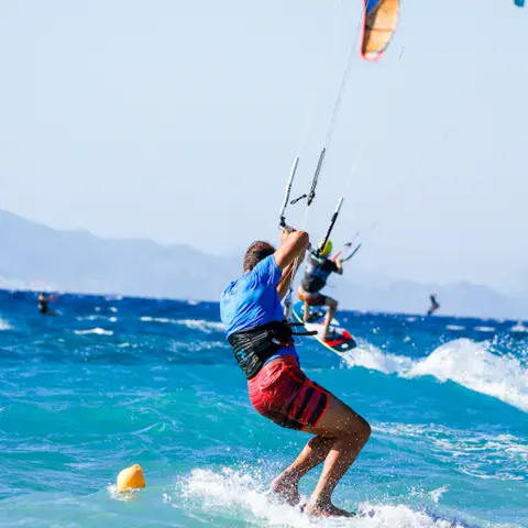 Kitesurfeur au bord de l'eau