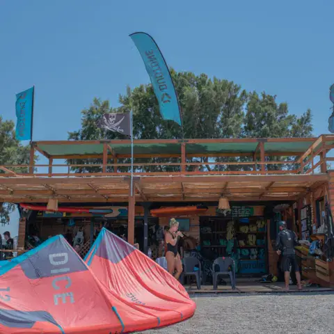 Terrasse en bois du centre et kites au sol