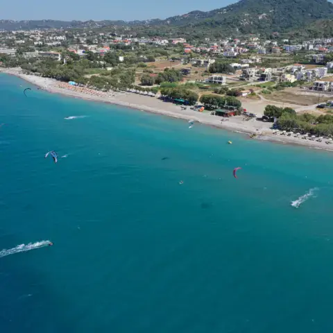 Vue aérienne de la baie et des kitesurfeurs