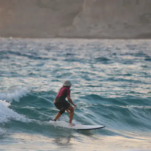 Surfeur sur une petite vague