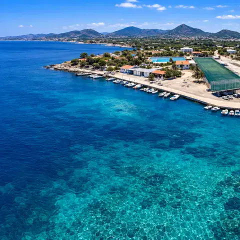 Vue aérienne d'une plage et d'un port de plaisance