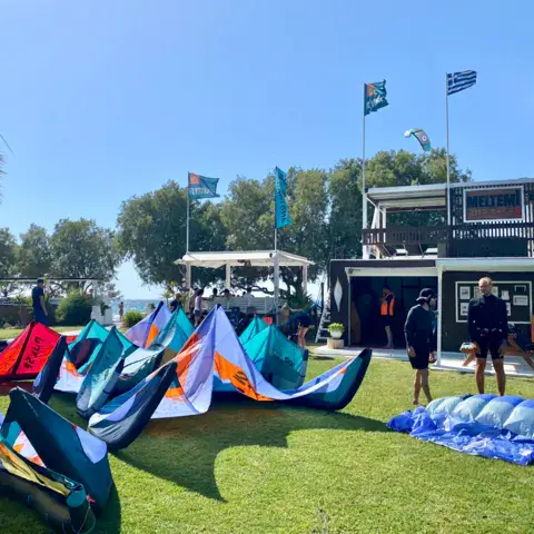 Espace vert avec kites étalés devant le centre
