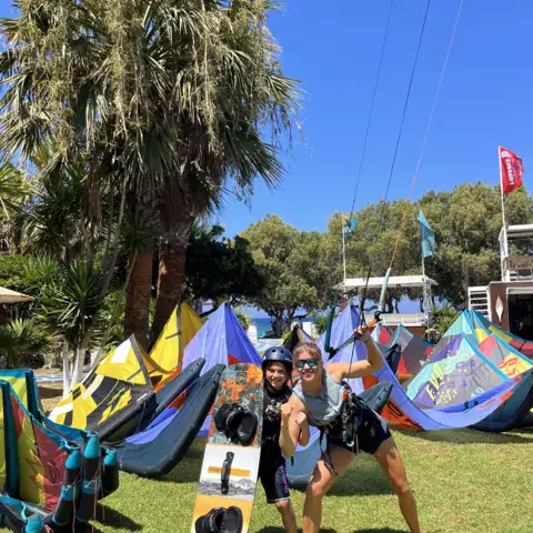 Kites et planches sur la pelouse du centre