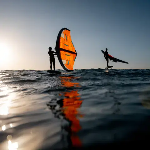 Wing foil au coucher du soleil