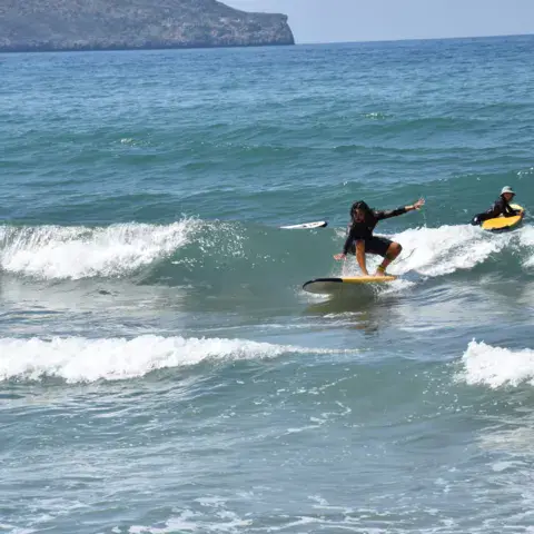 Surfeurs dans les vagues