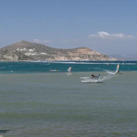 Windsurfeurs sur le lagon, colline en arrière-plan
