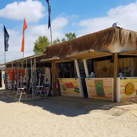 Station de windsurf en bois sur la plage de sable