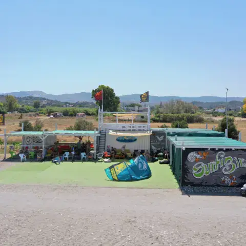 La station sur la pelouse en bord de plage