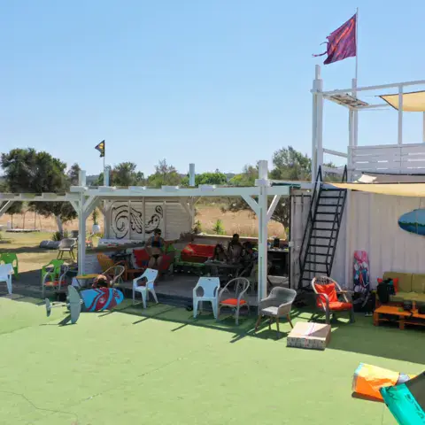 Terrasse de la station et kites au sol