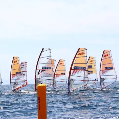 Flotte de planches à voile lors d'une régate