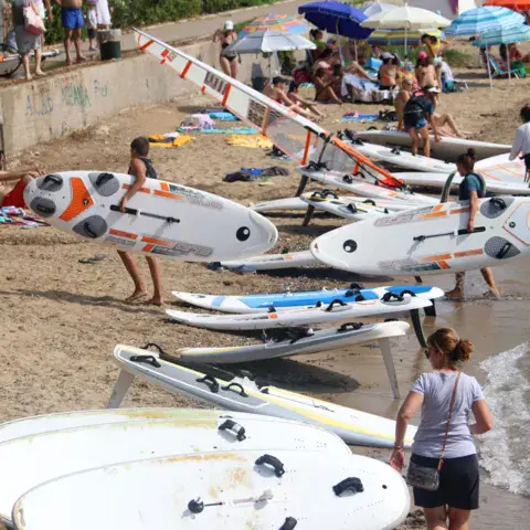 Planches à voile alignées sur une plage