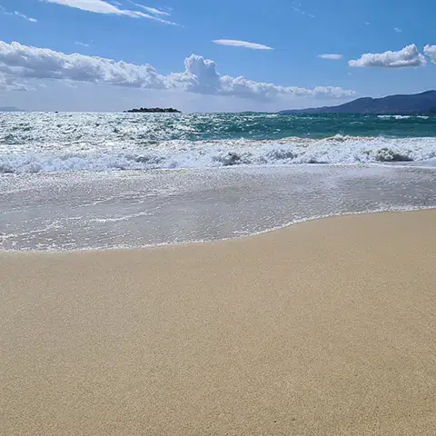 Plage de sable et mer sous un ciel nuageux