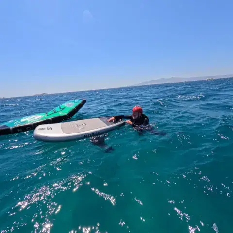 Planches flottant sur l'eau turquoise