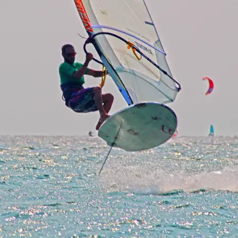Windsurfeur en vol au-dessus de l'eau