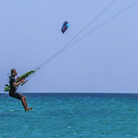 Kitesurfeur dans les vagues