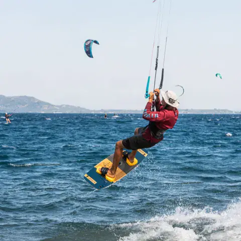 Kitesurfeur en action sur l'eau