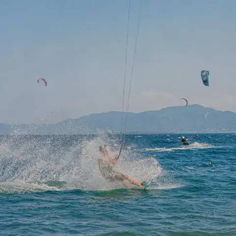 Kitesurfeur dans les éclaboussures près du rivage