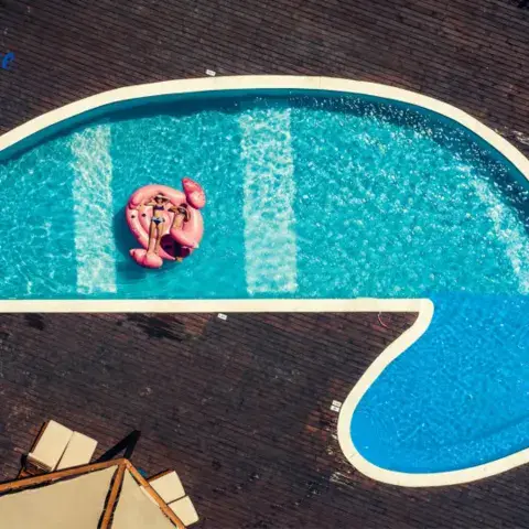 Piscine de l'hôtel en forme de kite, vue du ciel