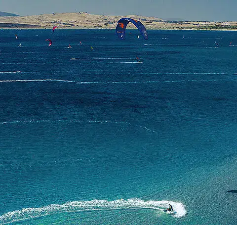Kitesurfeurs dans la baie