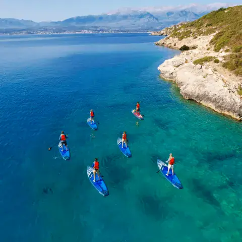 Sortie de SUP le long d'une côte rocheuse
