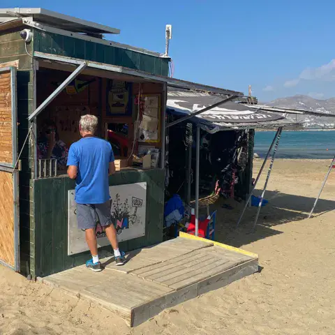 Cabane d'accueil en bois sur la plage