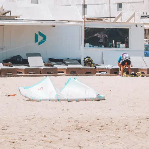 Station du centre sur la plage, aile de kite étalée au sol