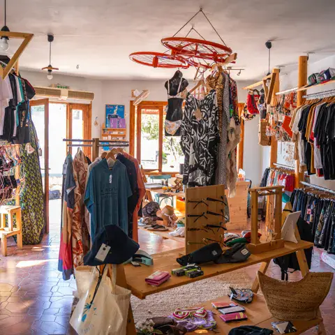 Intérieur de la boutique de surf