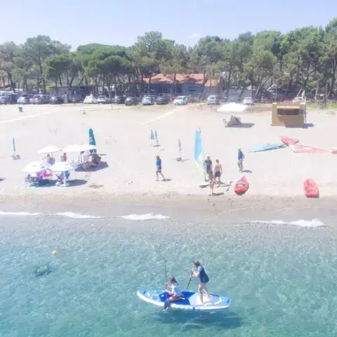 Vue aérienne d'une plage de sable avec des paddles et des kayaks