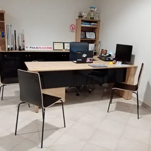 Intérieur du magasin, bureau et rayonnage d'accessoires
