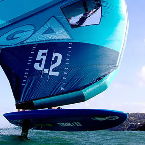 Aile et planche de wingfoil au ras de l'eau