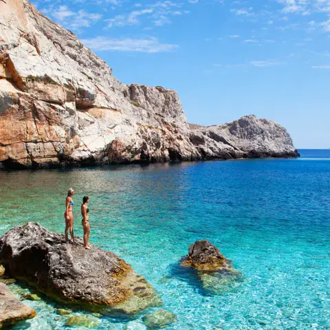 Crique rocheuse aux eaux turquoise