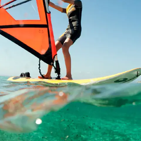 Planches à voile vues depuis la surface de l'eau