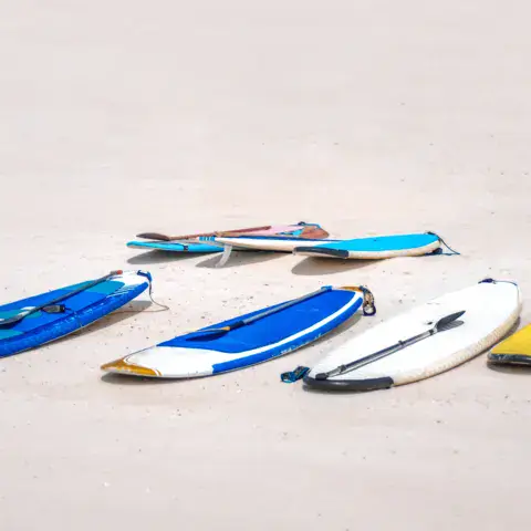 Planches de SUP alignées sur le sable