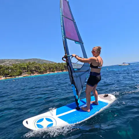 Windsurfeuse sur une planche d'école