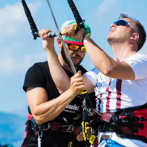 Cours de kitesurf avec un moniteur