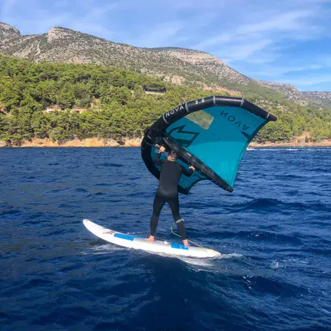 Pratique du wingfoil devant la côte