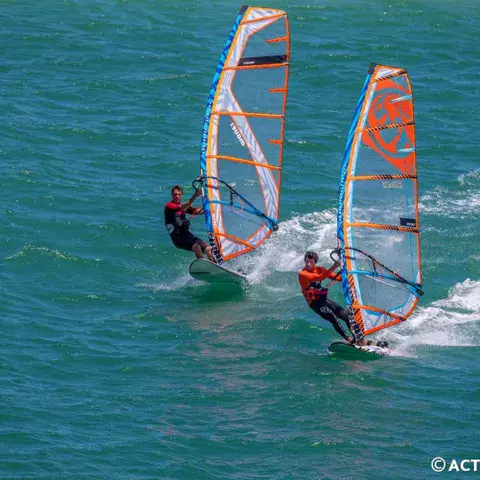 Deux windsurfeurs en navigation