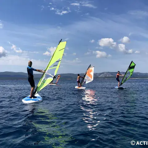 Groupe de windsurfeurs sur l'eau