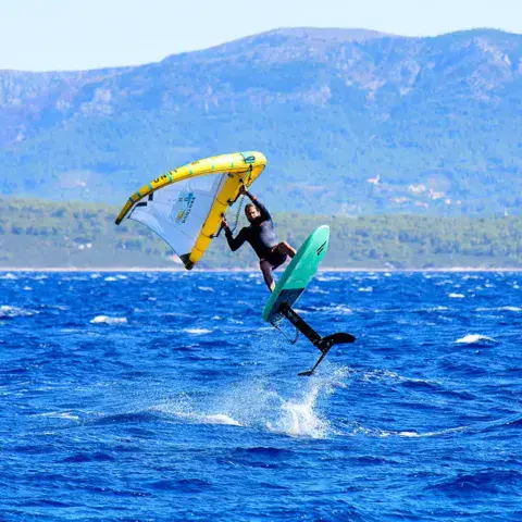 Rider de wingfoil en action