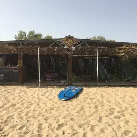 Station du club sur la plage, avec le matériel