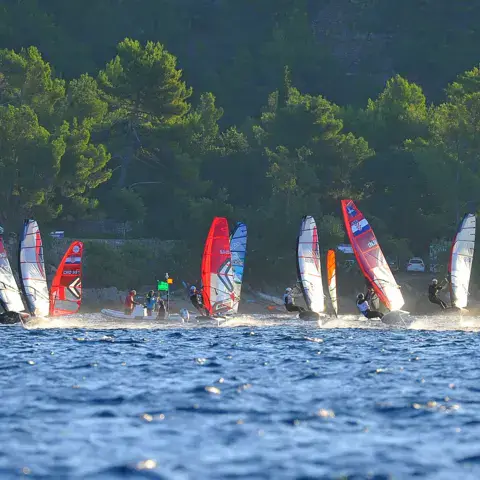 Flotte de planches à voile en régate