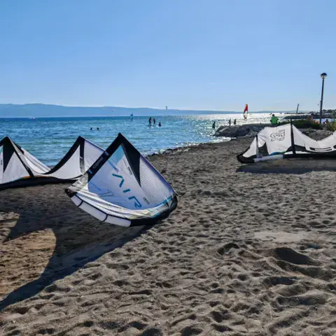 Kites sur le sable en bord de mer