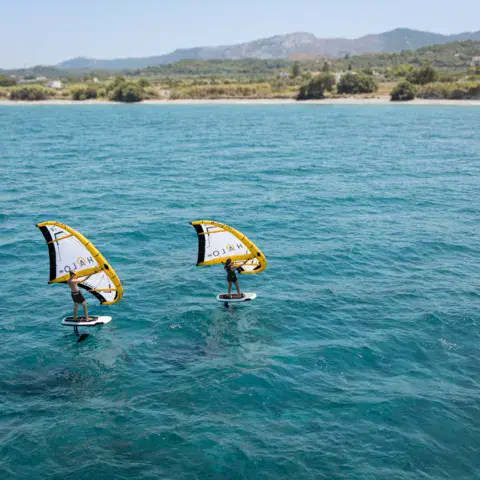 Deux riders de wingfoil sur l'eau
