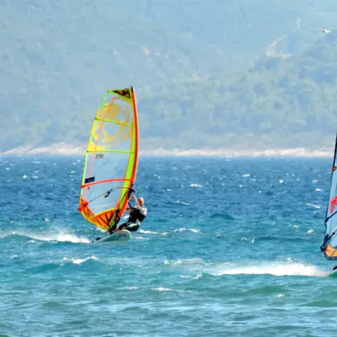 Deux planches à voile en navigation