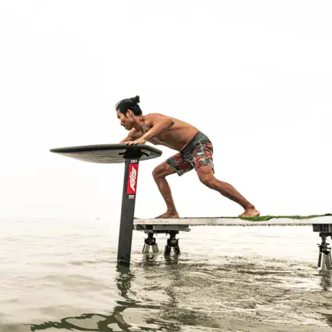 Départ de ponton (dock start) sur planche foil