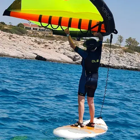 Initiation au wing sur une planche
