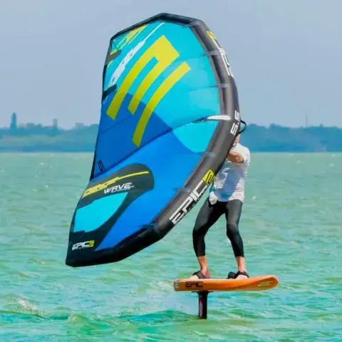 Rider en wingfoil