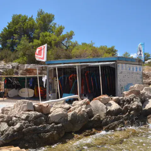 Cabane du centre de windsurf au bord de l'eau